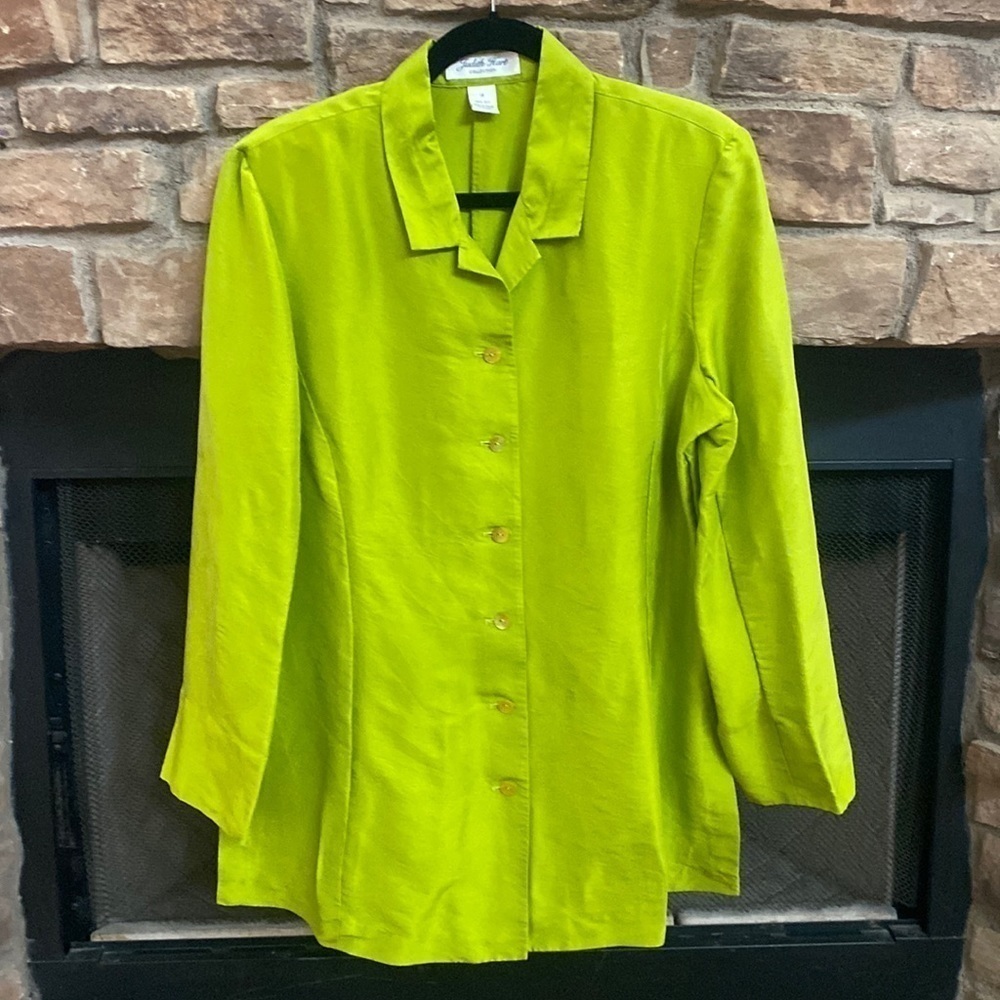Judith Hart Collection bright green 100% silk blouse with side slits. Size 14